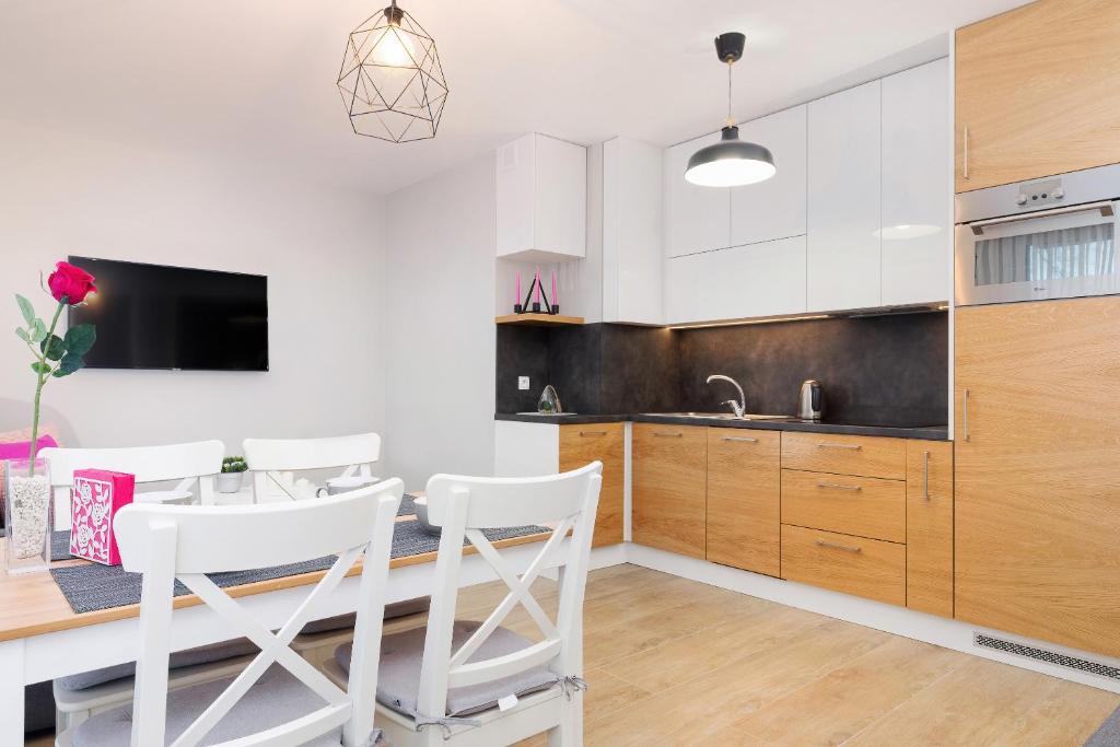 Kuchnia lub aneks kuchenny w obiekcie Apartament Bursztyn II Klifowa