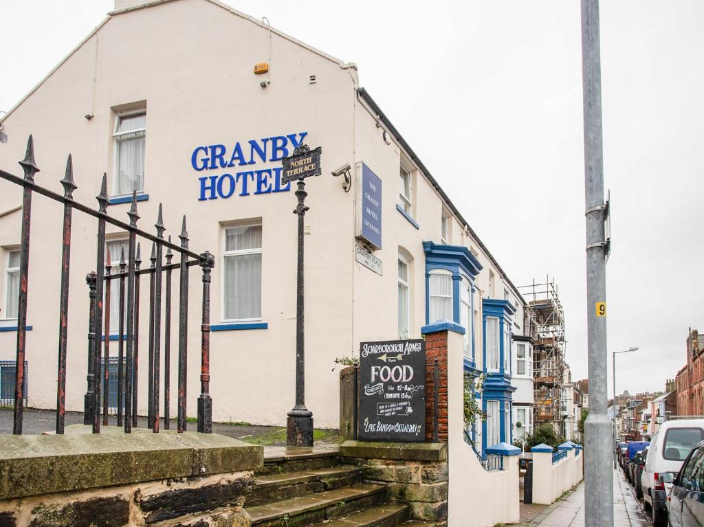 um edifício com um sinal para um hotel para avós em Granby Hotel em Scarborough