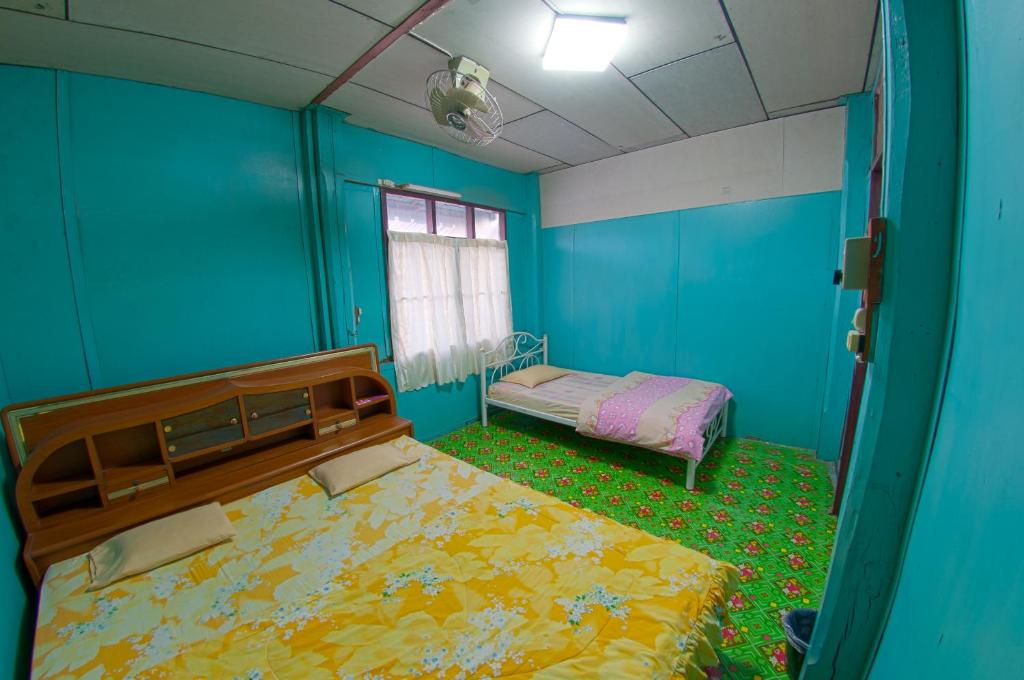 Posteľ alebo postele v izbe v ubytovaní บ้านสีฟ้า ณ.เชียงคาน