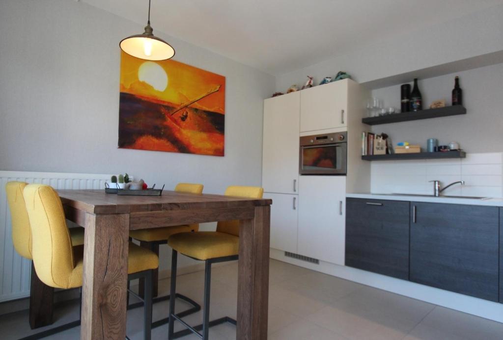 
A kitchen or kitchenette at Duplex appartement westende
