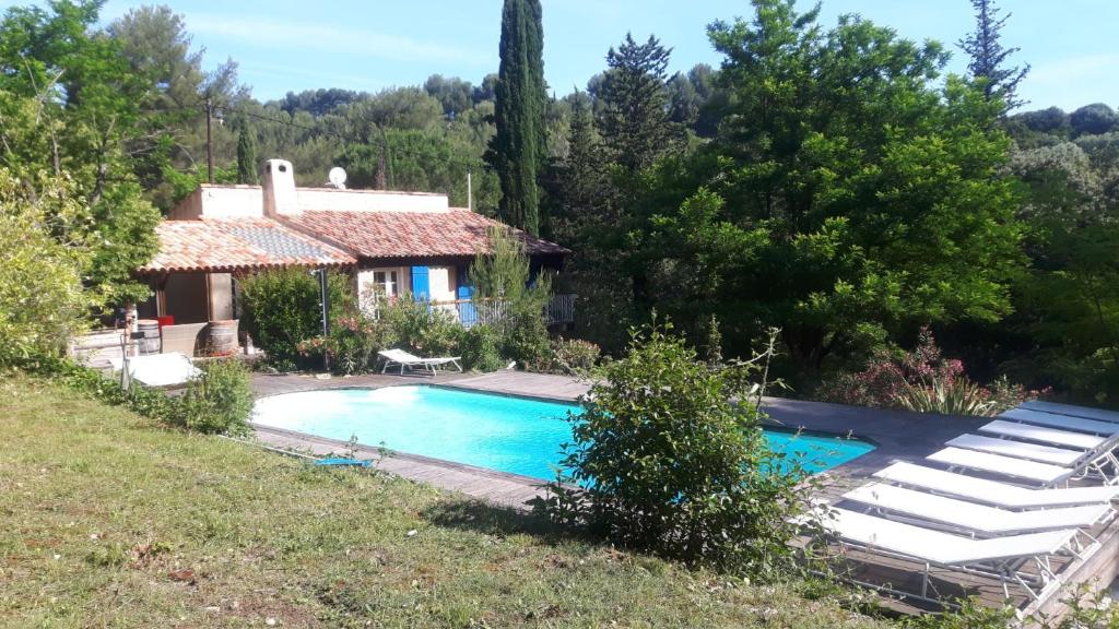 een villa met een zwembad voor een huis bij baraveou home in nature in Le Plan