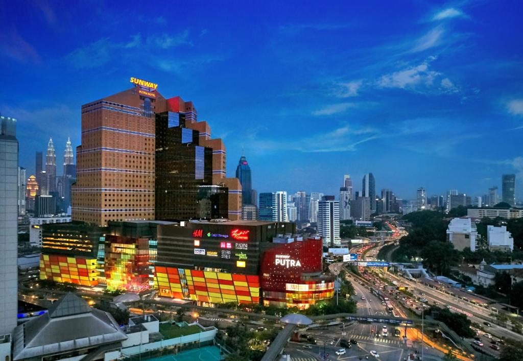 Pemandangan umum bagi Kuala Lumpur atau pemandangan bandar yang diambil dari hotel