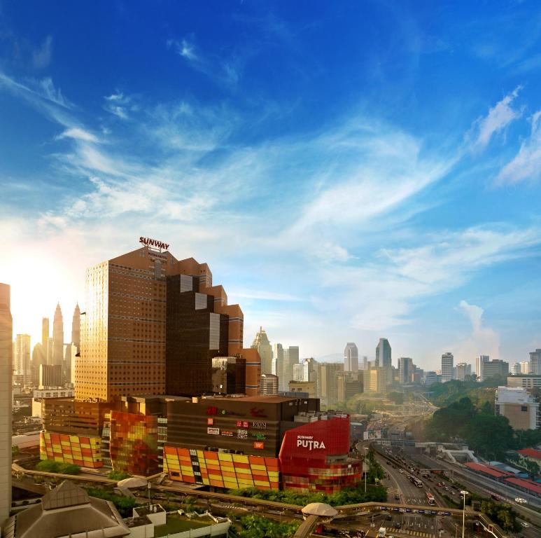 Pemandangan umum bagi Kuala Lumpur atau pemandangan bandar yang diambil dari hotel