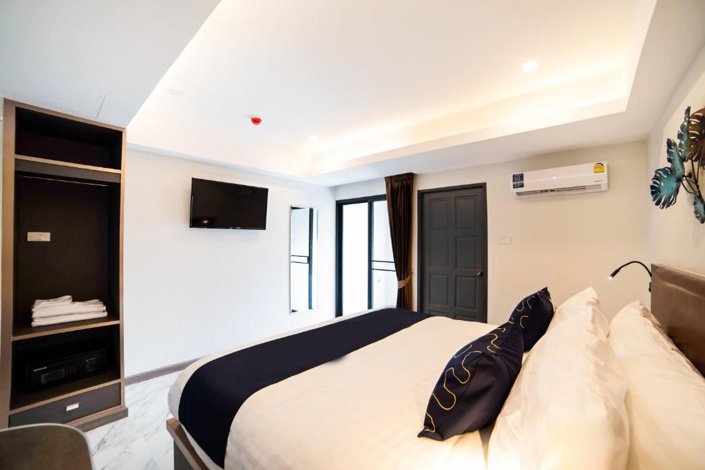 Postel nebo postele na pokoji v ubytování RoomQuest Sukhumvit36 BTS Thonglor