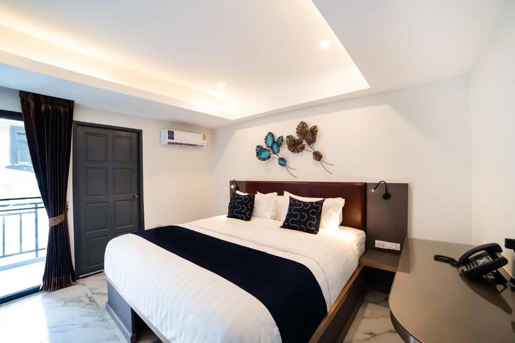 Postel nebo postele na pokoji v ubytování RoomQuest Sukhumvit36 BTS Thonglor