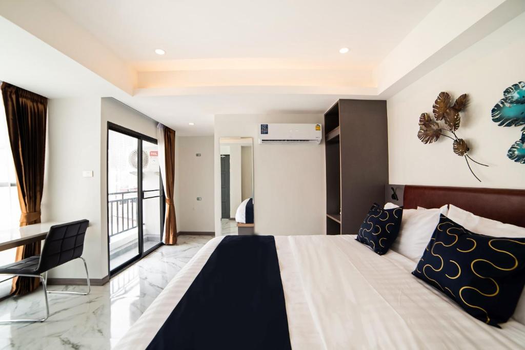 Postel nebo postele na pokoji v ubytování RoomQuest Sukhumvit36 BTS Thonglor