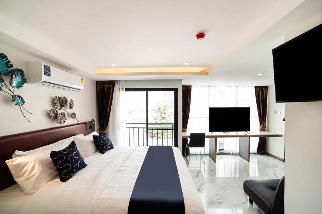 TV a/nebo společenská místnost v ubytování RoomQuest Sukhumvit36 BTS Thonglor