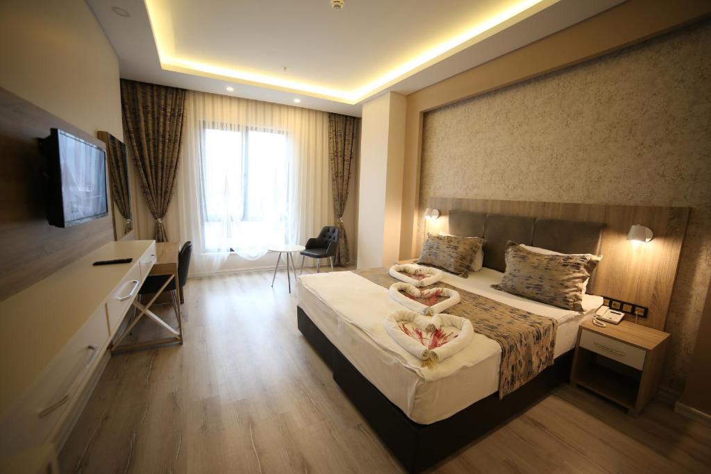 een hotelkamer met een bed en een televisie bij EMA ÖZTÜRK THERMAL HOTEL in Afyon