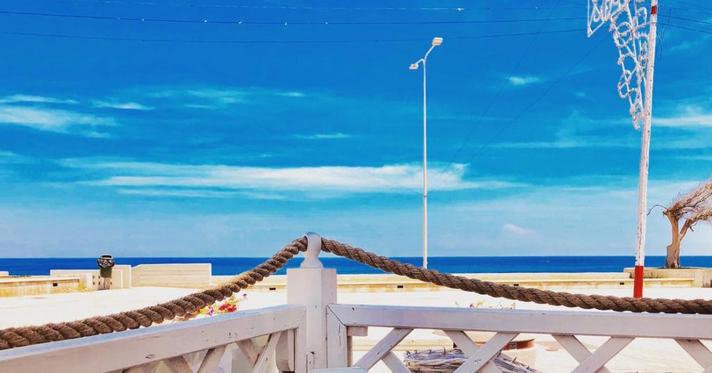 a rope tied to a fence on the beach at Dimore di Mare in San Pietro Vernotico