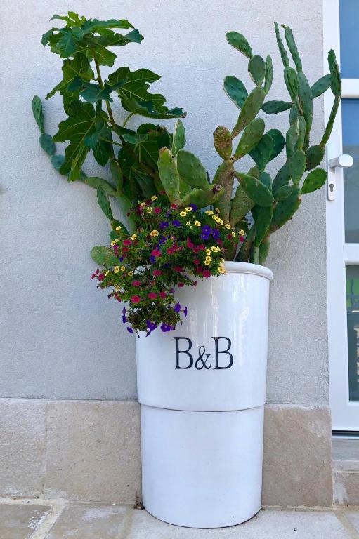 a large white pot with a plant in it at Dimore di Mare in San Pietro Vernotico
