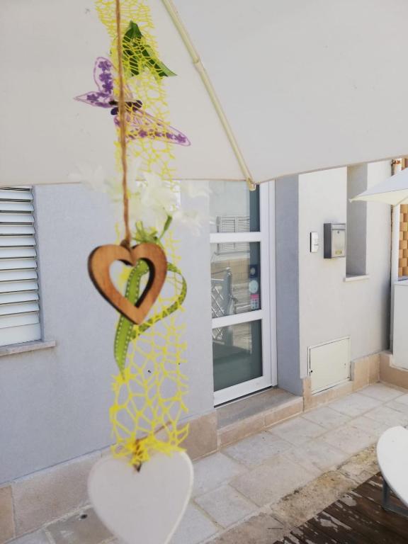 a room with a heart hanging from a wall at Dimore di Mare in San Pietro Vernotico