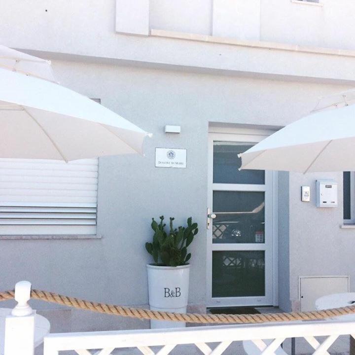 a house with a potted plant in front of a door at Dimore di Mare in San Pietro Vernotico