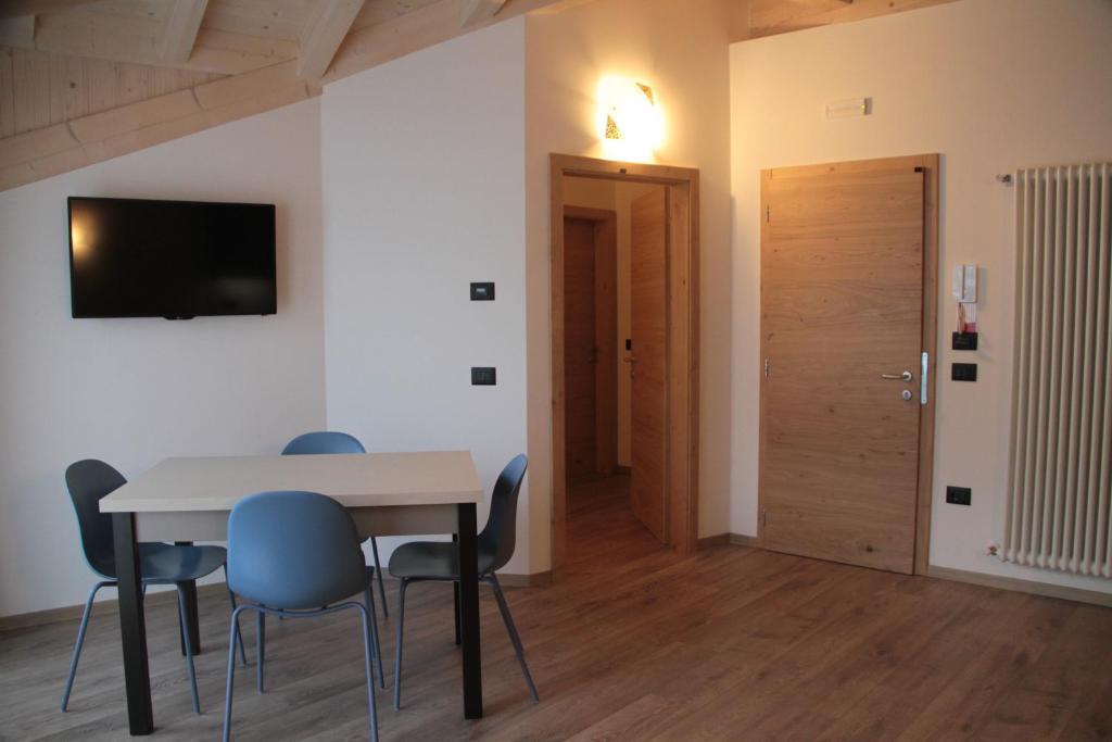 Televízia a/alebo spoločenská miestnosť v ubytovaní MOUNTAIN RESORT Appartamenti