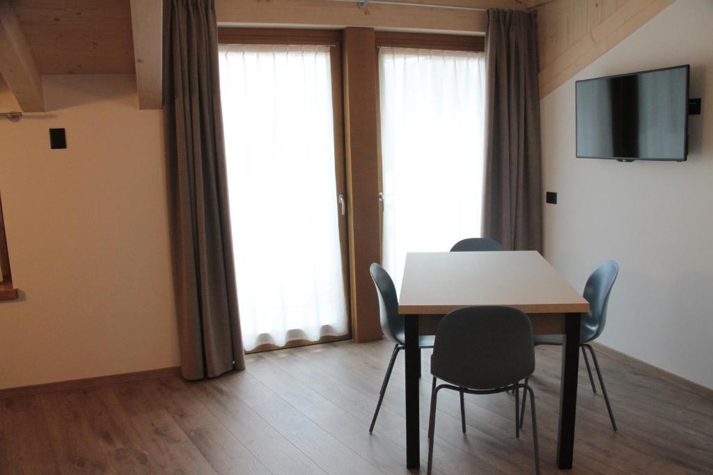 Televízia a/alebo spoločenská miestnosť v ubytovaní MOUNTAIN RESORT Appartamenti