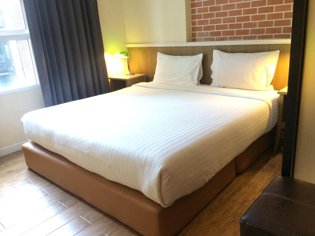 Postel nebo postele na pokoji v ubytování Bourbon St. Boutique Hotel