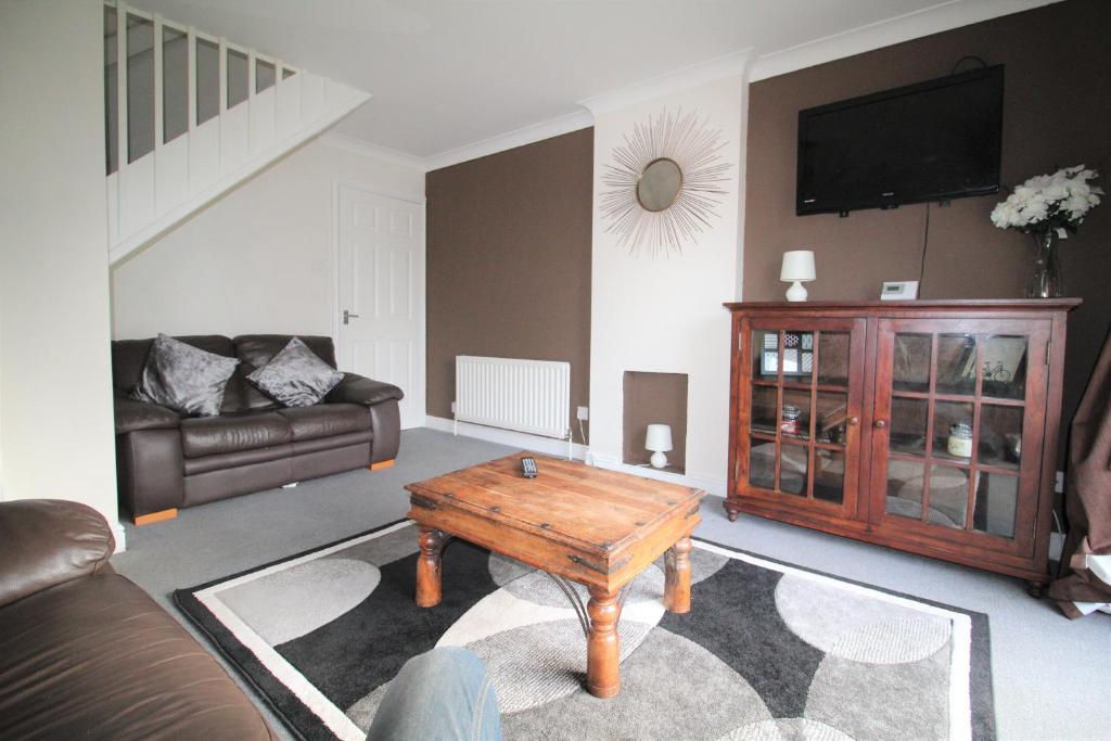 sala de estar con sofá y mesa de centro en Doncaster - Hatfield - Large Private Garden & Parking - 2 Bedroom House - Very Quiet Cul De Sac Location en Doncaster