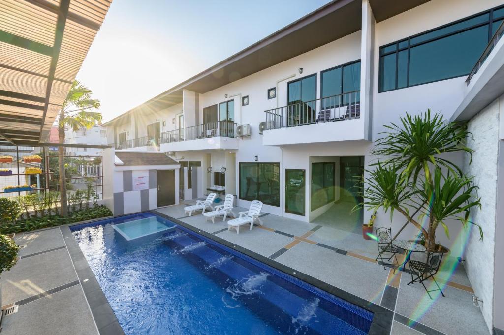 素叻的住宿－Top Residence，一座带游泳池的房子的图象