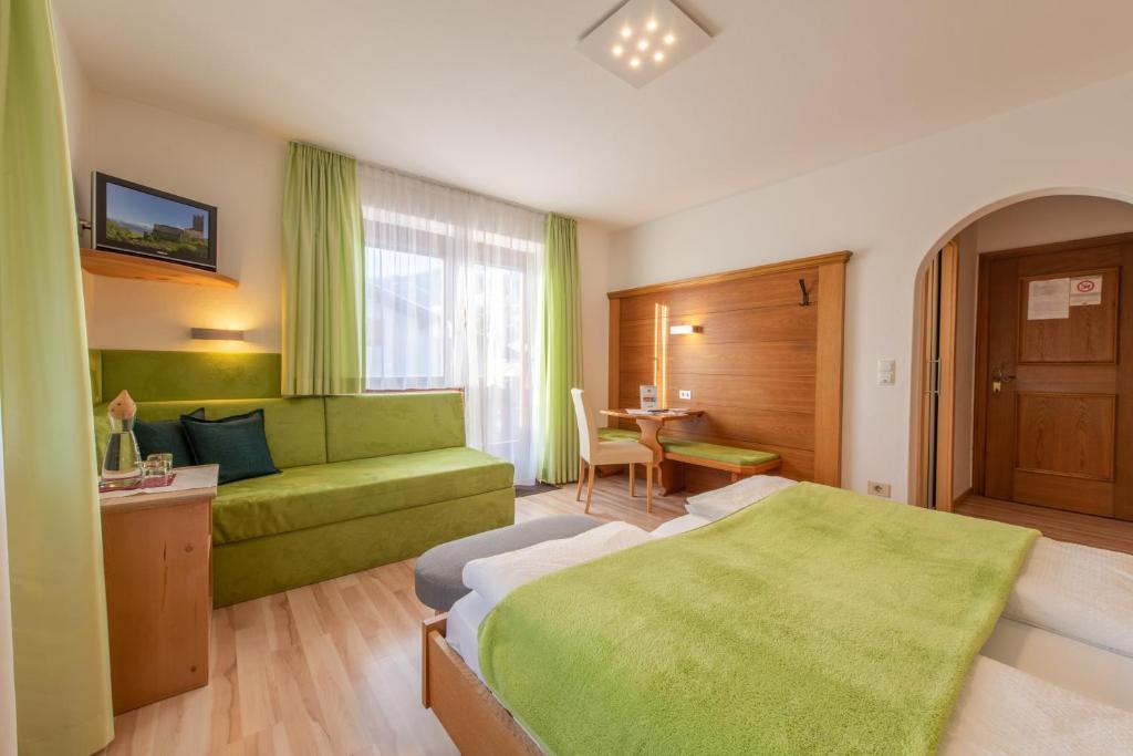 Łóżko lub łóżka w pokoju w obiekcie Garni Appartements Almrausch