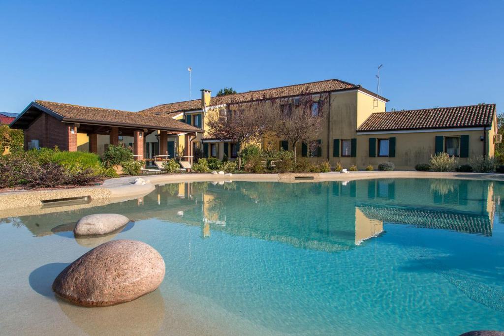 una piscina frente a una casa en Agriturismo Forzello, en Ariano nel Polesine