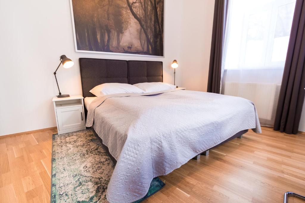 ein Schlafzimmer mit einem großen Bett mit einer weißen Decke in der Unterkunft Apartment Familienplatz I contactless check-in in Wien