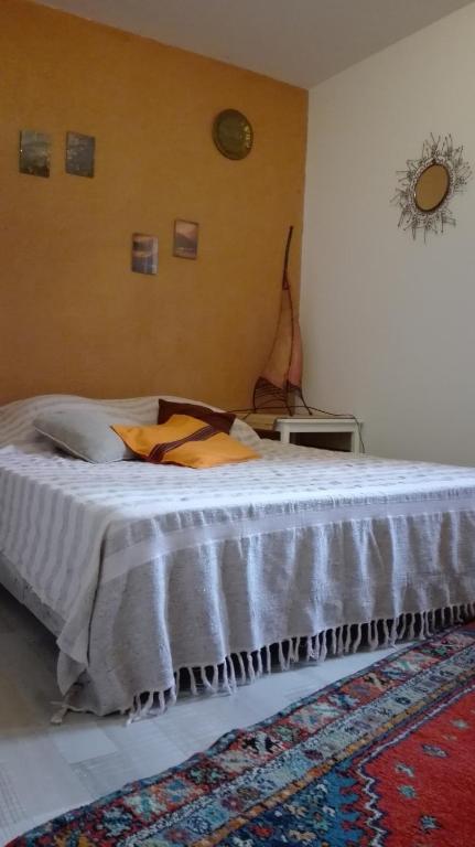 Postel nebo postele na pokoji v ubytování GITE Le CERISIER VIA RHONA DOLCE VIA