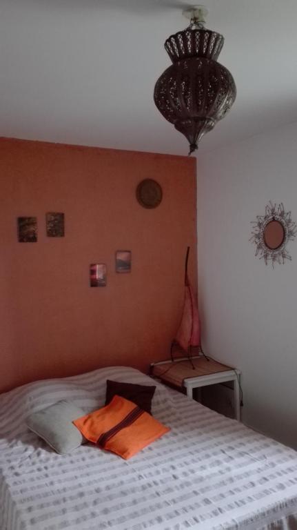 Postel nebo postele na pokoji v ubytování GITE Le CERISIER VIA RHONA DOLCE VIA