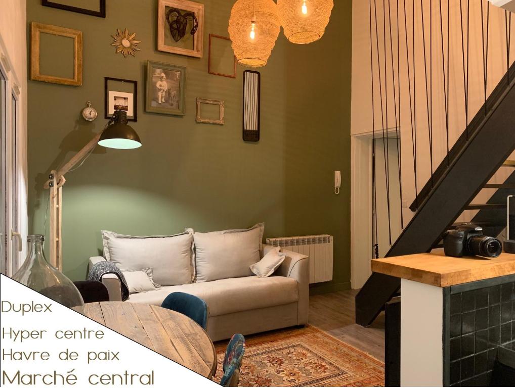 Χώρος καθιστικού στο Les Apparts de Charly Duplex cosy au marché hyper centre La Rochelle tout à pied