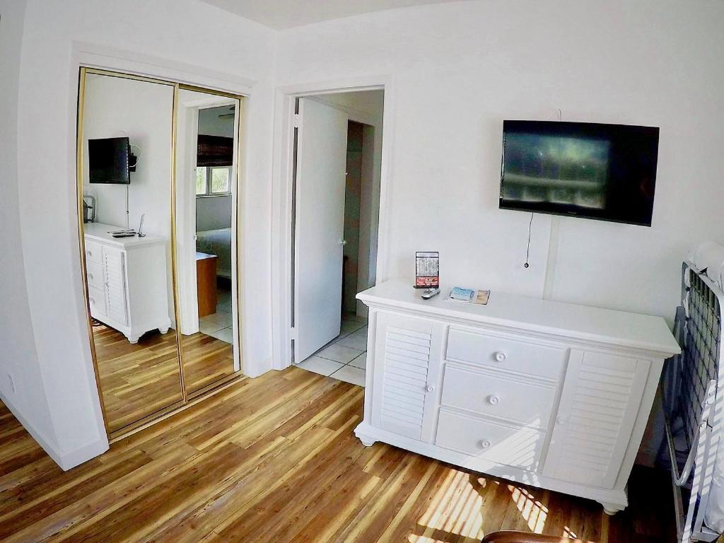 TV a/nebo společenská místnost v ubytování Ebb Tide Resort