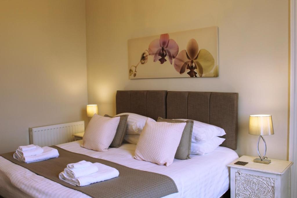 1 dormitorio con 1 cama con 2 toallas en Kirk View Apartment en Stirling