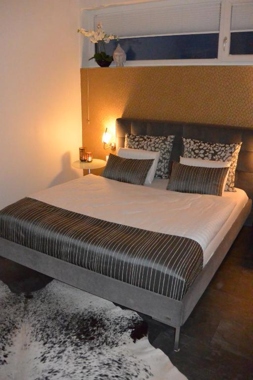 Postel nebo postele na pokoji v ubytování Mostviertel Lodge