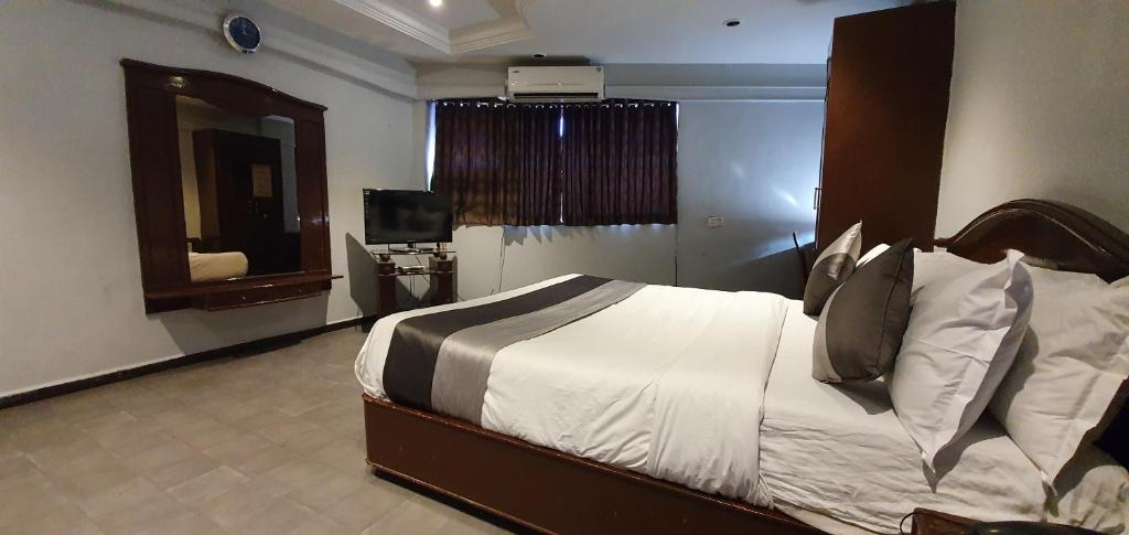 Postel nebo postele na pokoji v ubytování Hotel JMC Group