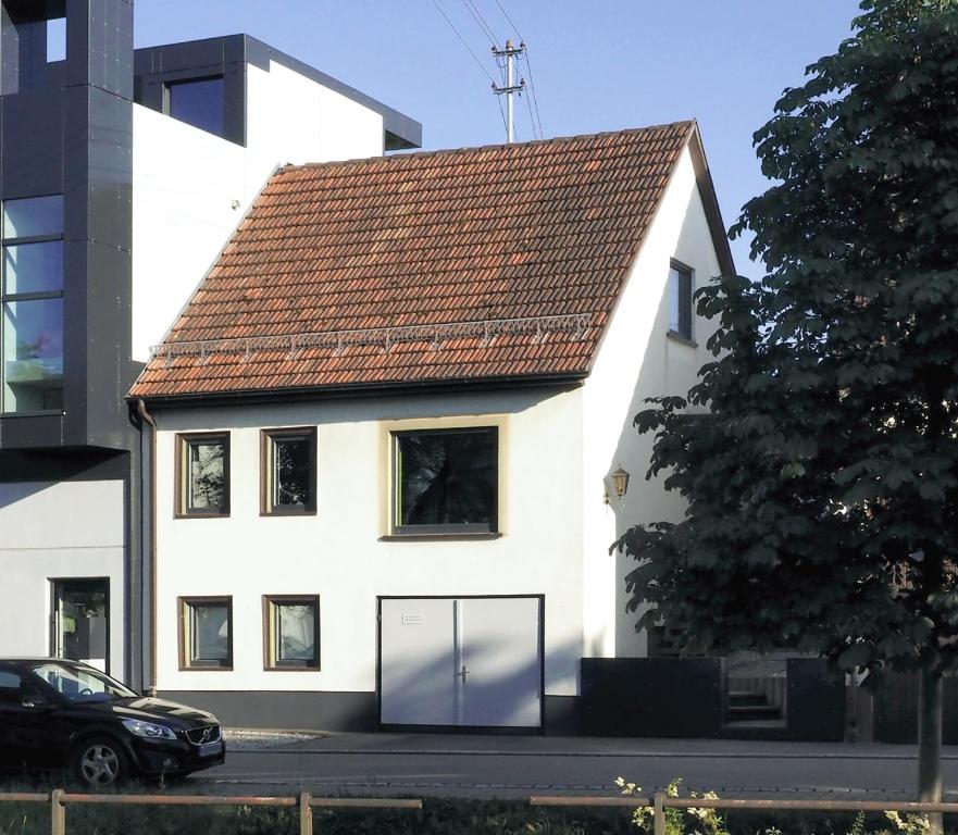 ein weißes Haus mit braunem Dach in der Unterkunft Künstlerhaus Arthotel in Geislingen