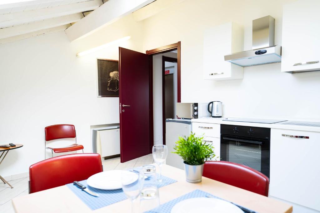 Kuchnia lub aneks kuchenny w obiekcie V12 Apartments - Vittoria 12
