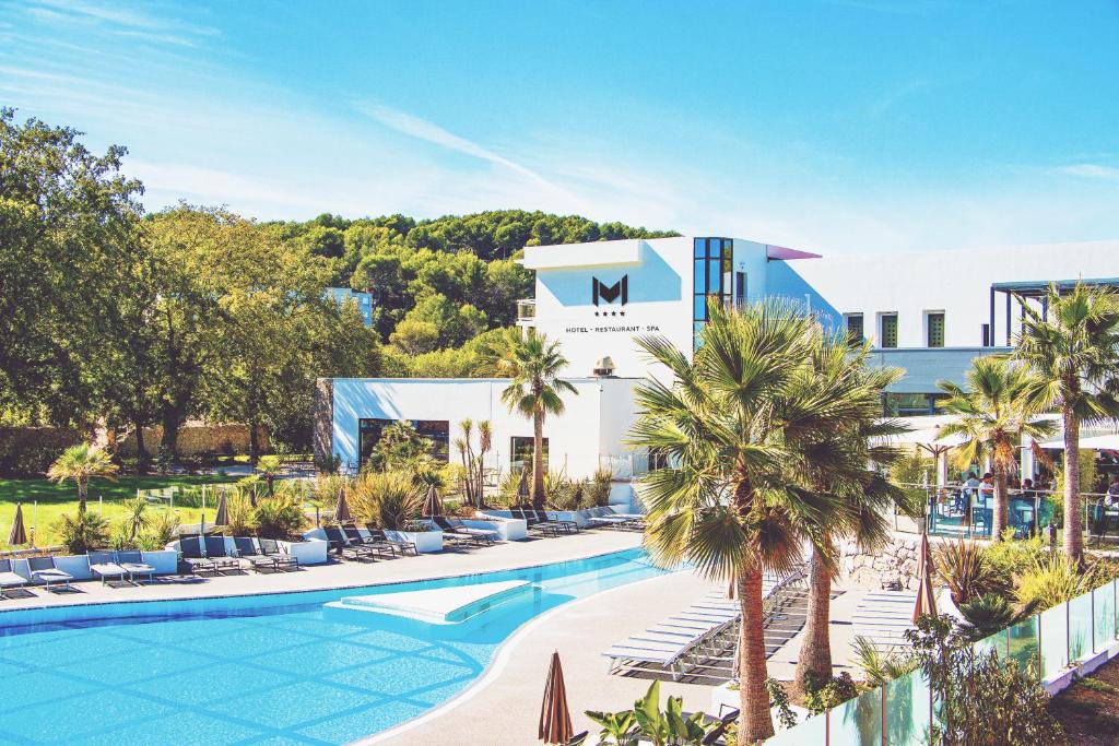 een uitzicht op het zwembad van het mgm resort bij Mouratoglou Hotel & Resort in Biot
