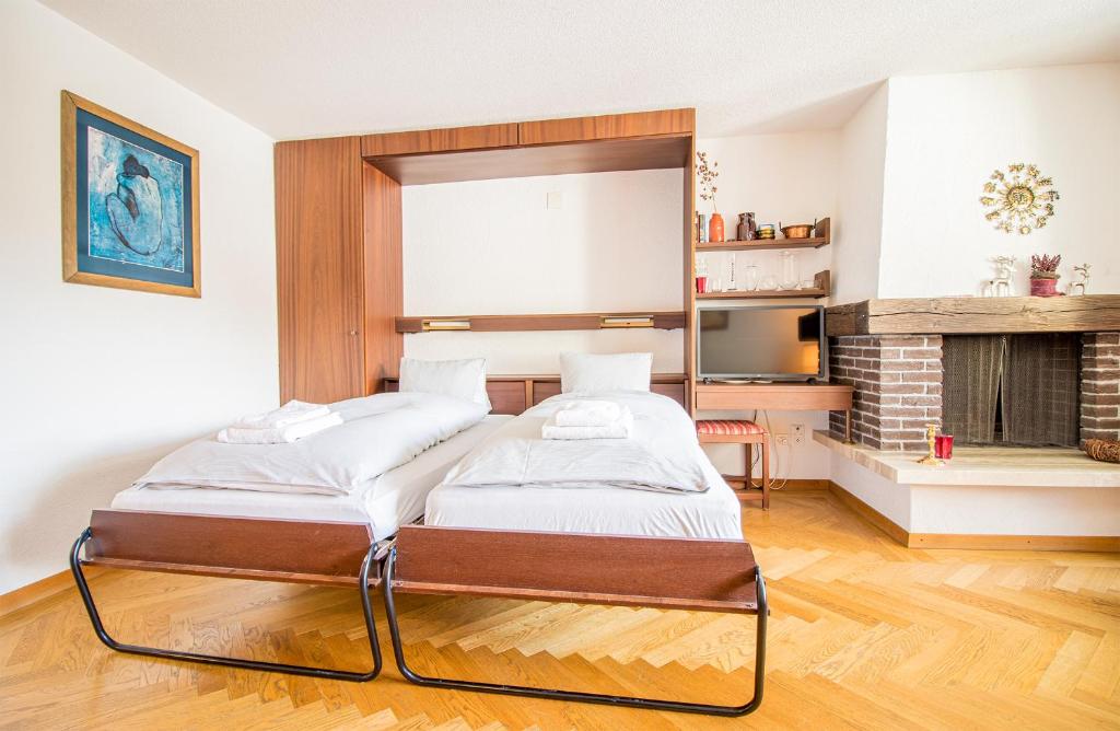 Postel nebo postele na pokoji v ubytování Rothornblick 46 by Arosa Holiday