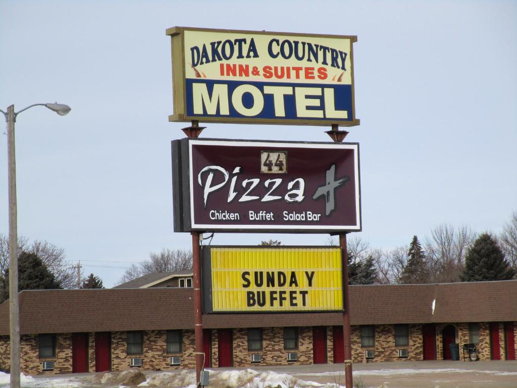 um sinal para um motel com uma pizza em Dakota Country Inn em Platte