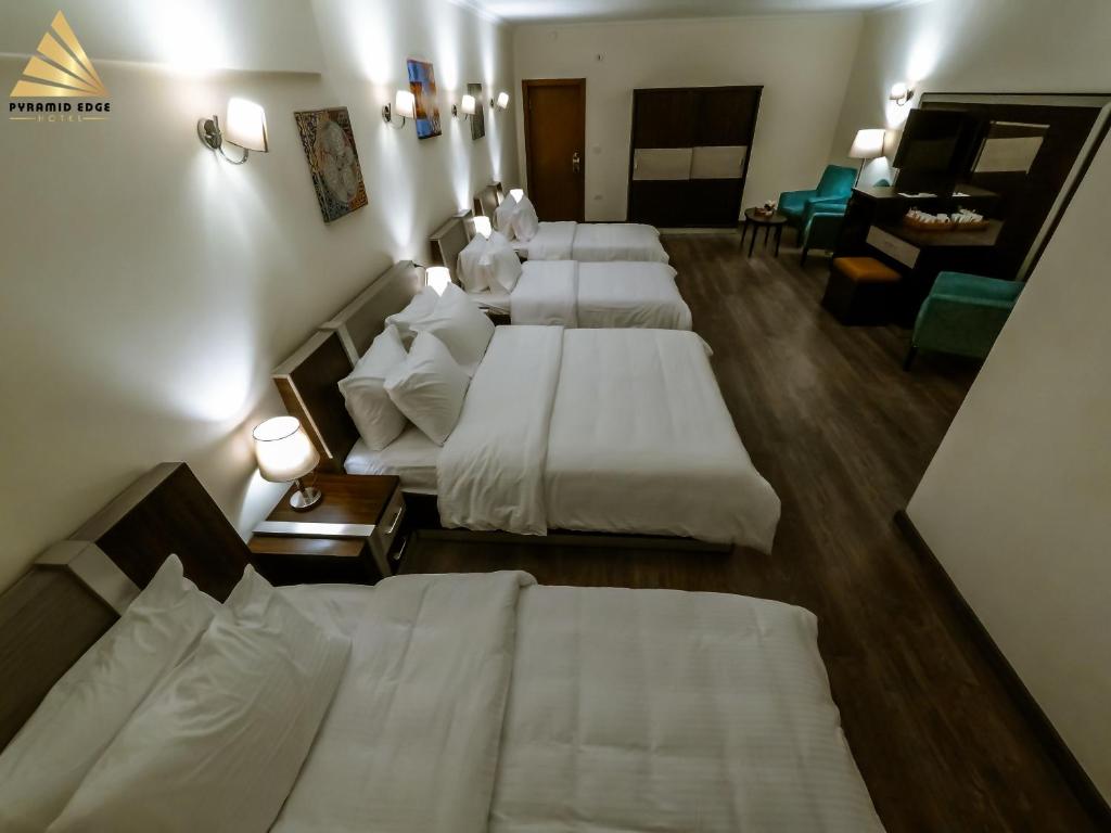 Postel nebo postele na pokoji v ubytování Pyramid Edge Hotel & Exclusive Pyramids View Rooftop
