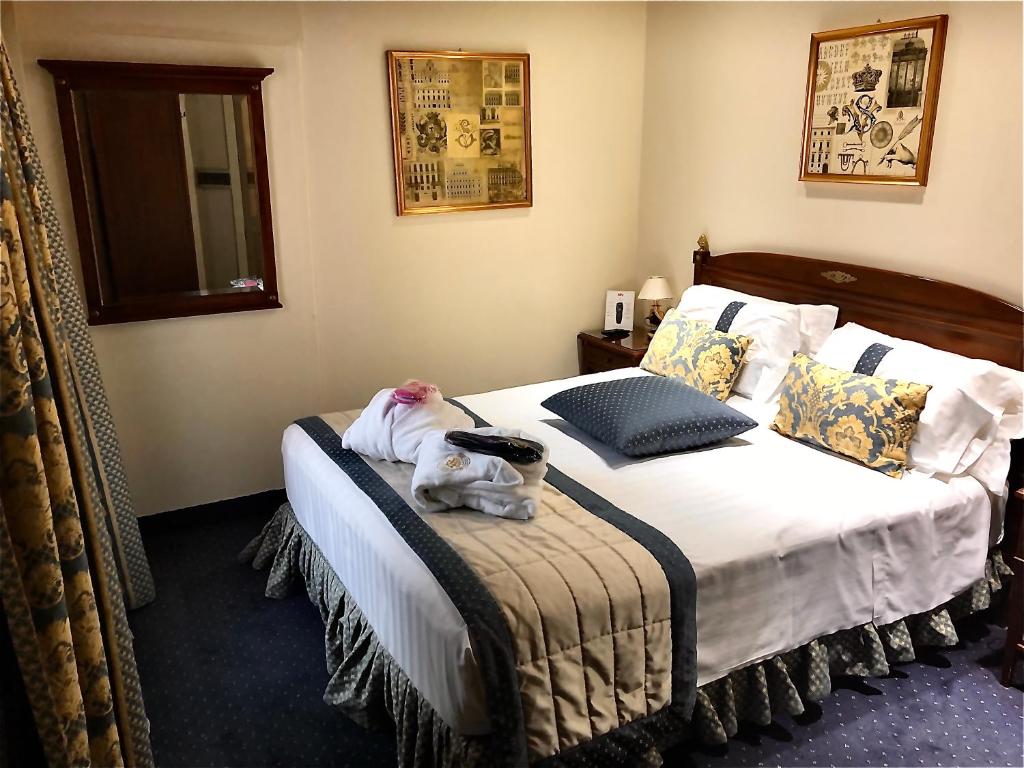 A bed or beds in a room at Hotel Villa Savoia