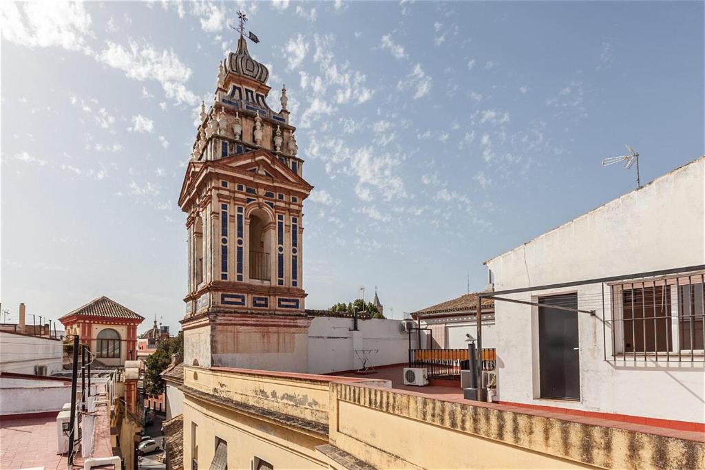 セビリアにあるFantástico Atico en el corazón de Sevillaの空の高い都市の時計塔