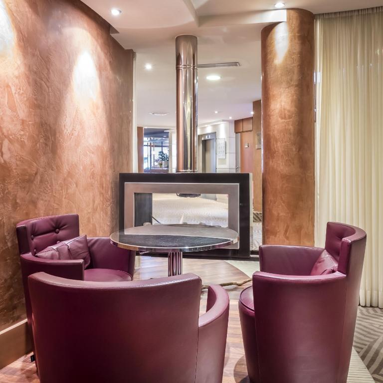 TV a/nebo společenská místnost v ubytování Hôtel Le Pré Carré