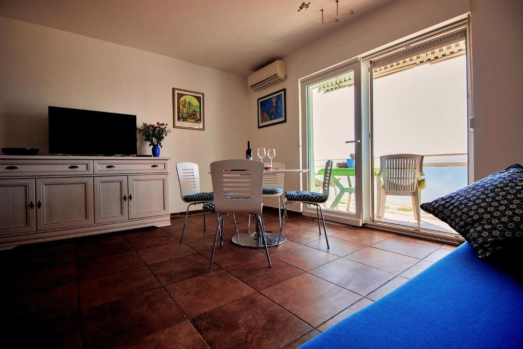 TV a/nebo společenská místnost v ubytování Sandy Beach Apartments