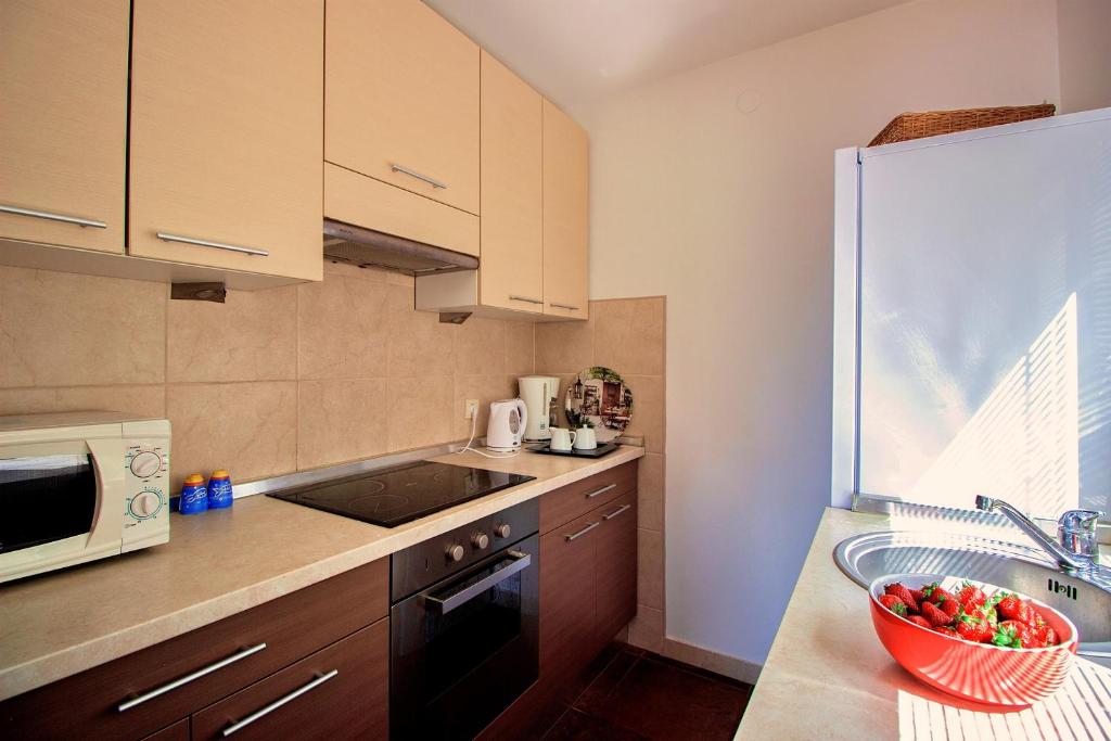 Kuchyň nebo kuchyňský kout v ubytování Sandy Beach Apartments