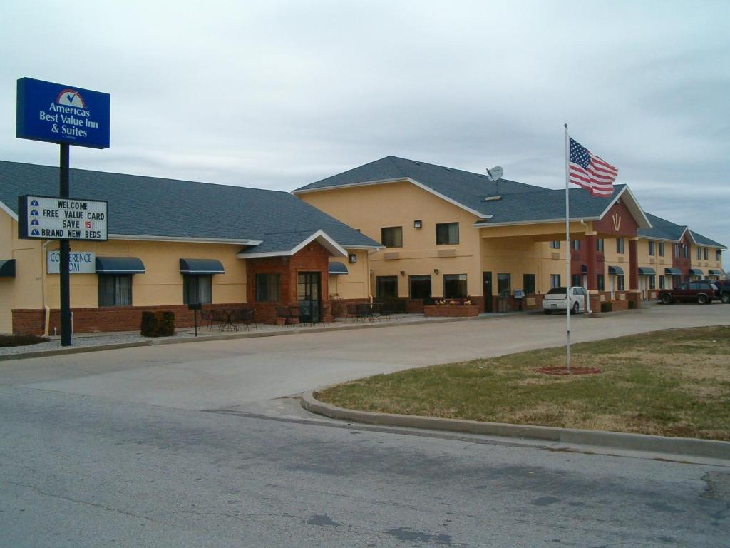 een gebouw met een Amerikaanse vlag in het midden van een straat bij Americas Best Value Inn and Suites - Nevada in Nevada