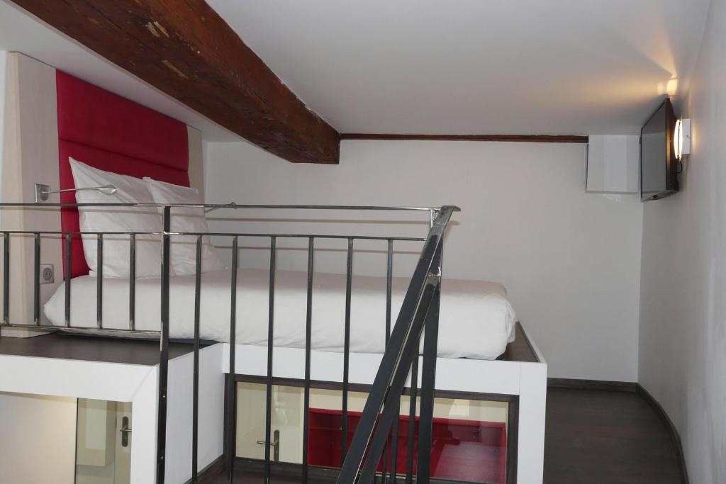 - une chambre avec des lits superposés et un escalier dans l'établissement Le 12 Pierres - Croix-Rousse - Cosy & Design, à Lyon