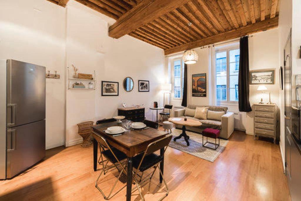 a kitchen and living room with a table and a refrigerator at Trion - quartier St Just - 42m2 Proche Vieux Lyon in Lyon