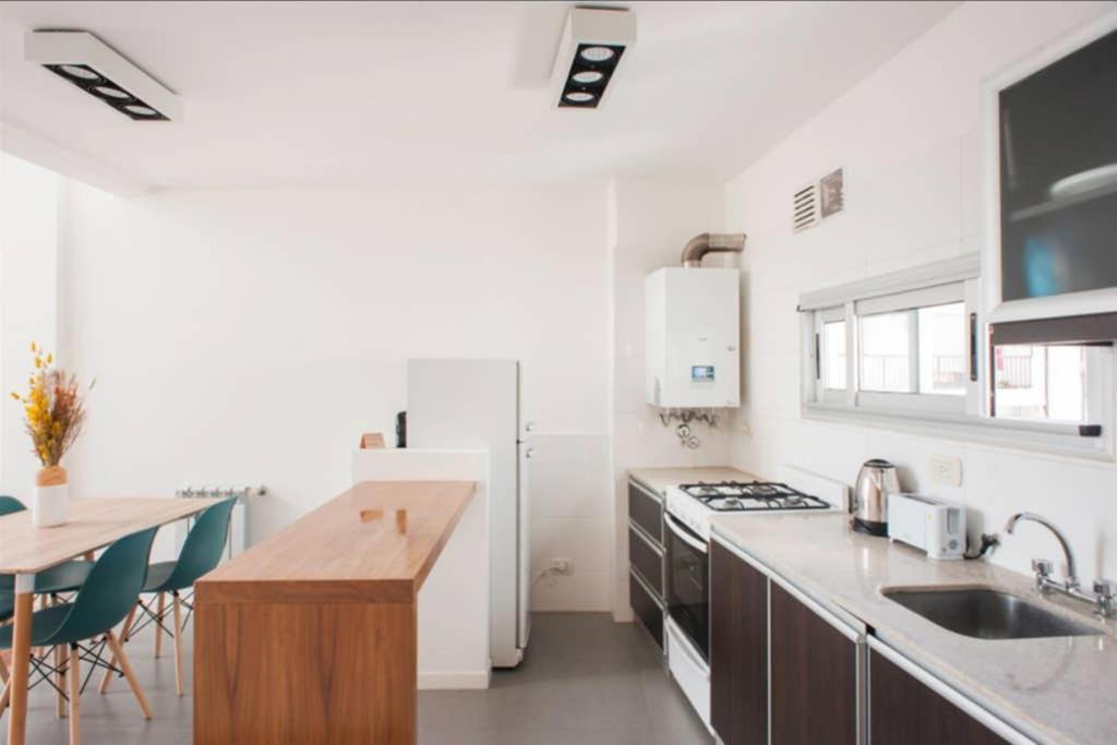 Cucina o angolo cottura di Luminosos Loft En Recoleta 2 Cuadras Del Subte