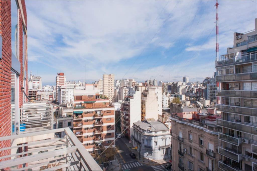 vista su una città con edifici alti di Luminosos Loft En Recoleta 2 Cuadras Del Subte a Buenos Aires