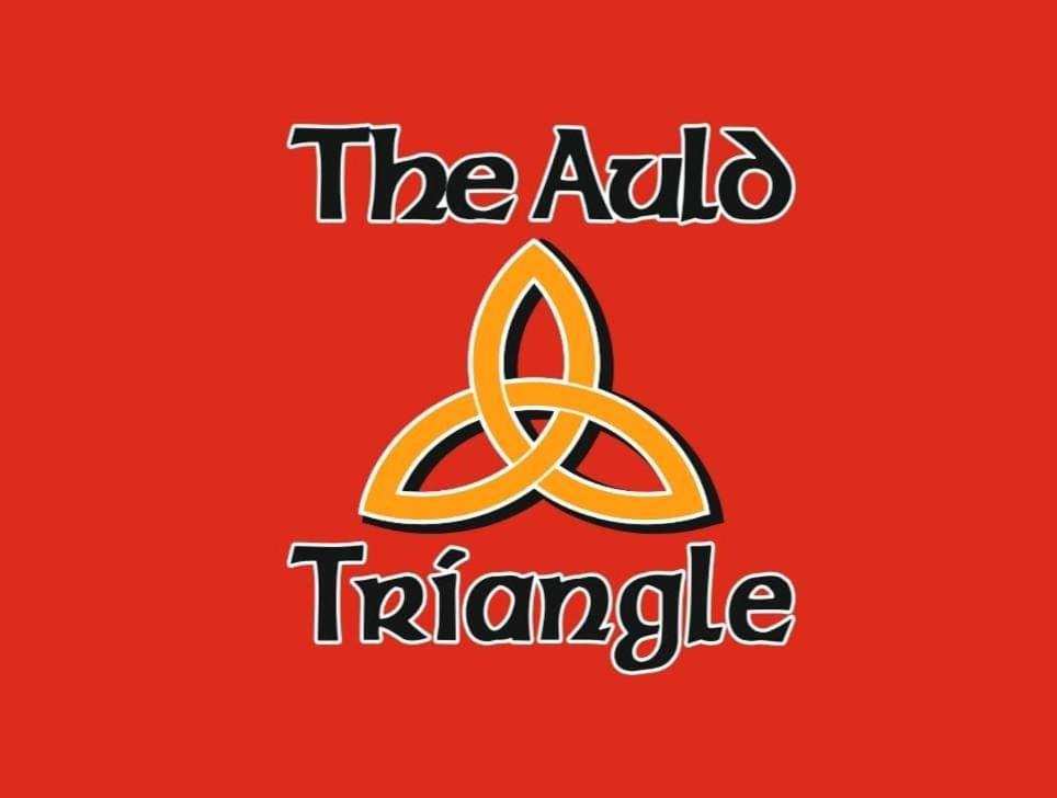 un logotipo para el triángulo adidas tr en The Auld Triangle, en Loughrea