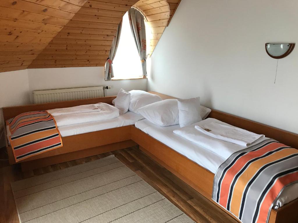 Postel nebo postele na pokoji v ubytování Zöldtető Panzió