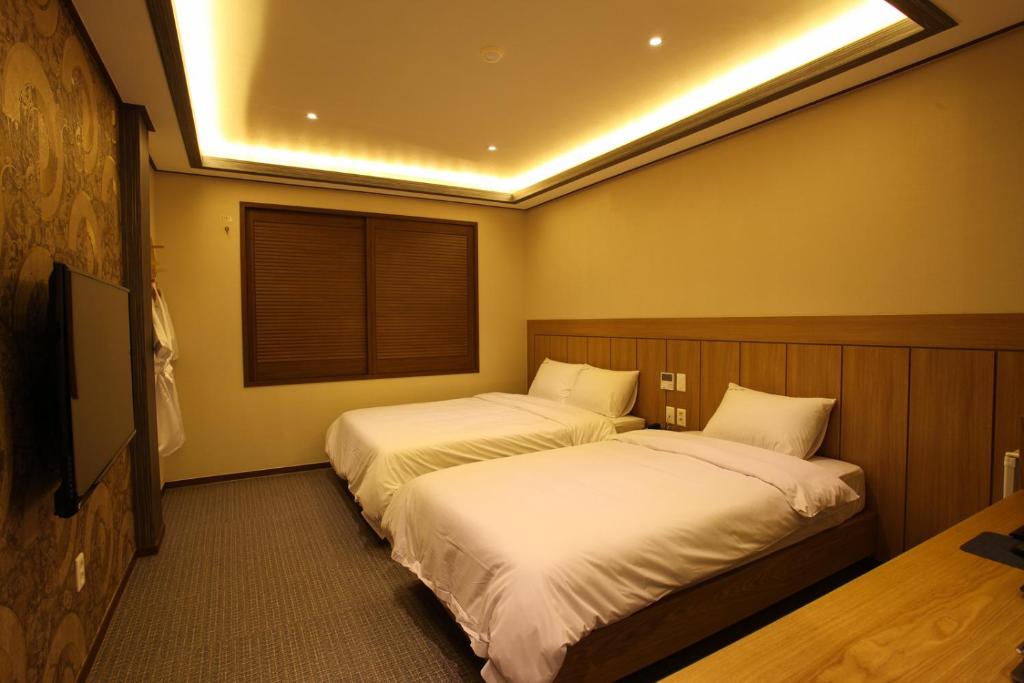 Postel nebo postele na pokoji v ubytování Hotel W Topdong